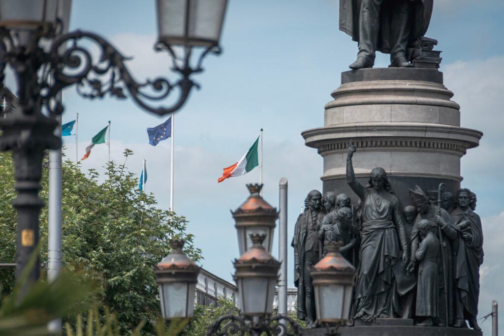 Dublin symbols and flag for those who want to Relocating to ireland from USA