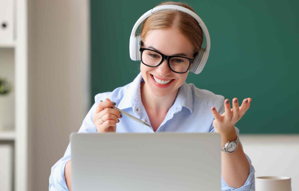 Female digital nomad teacher conducting an online lesson, showcasing one of the practical digital nomad business ideas in education.