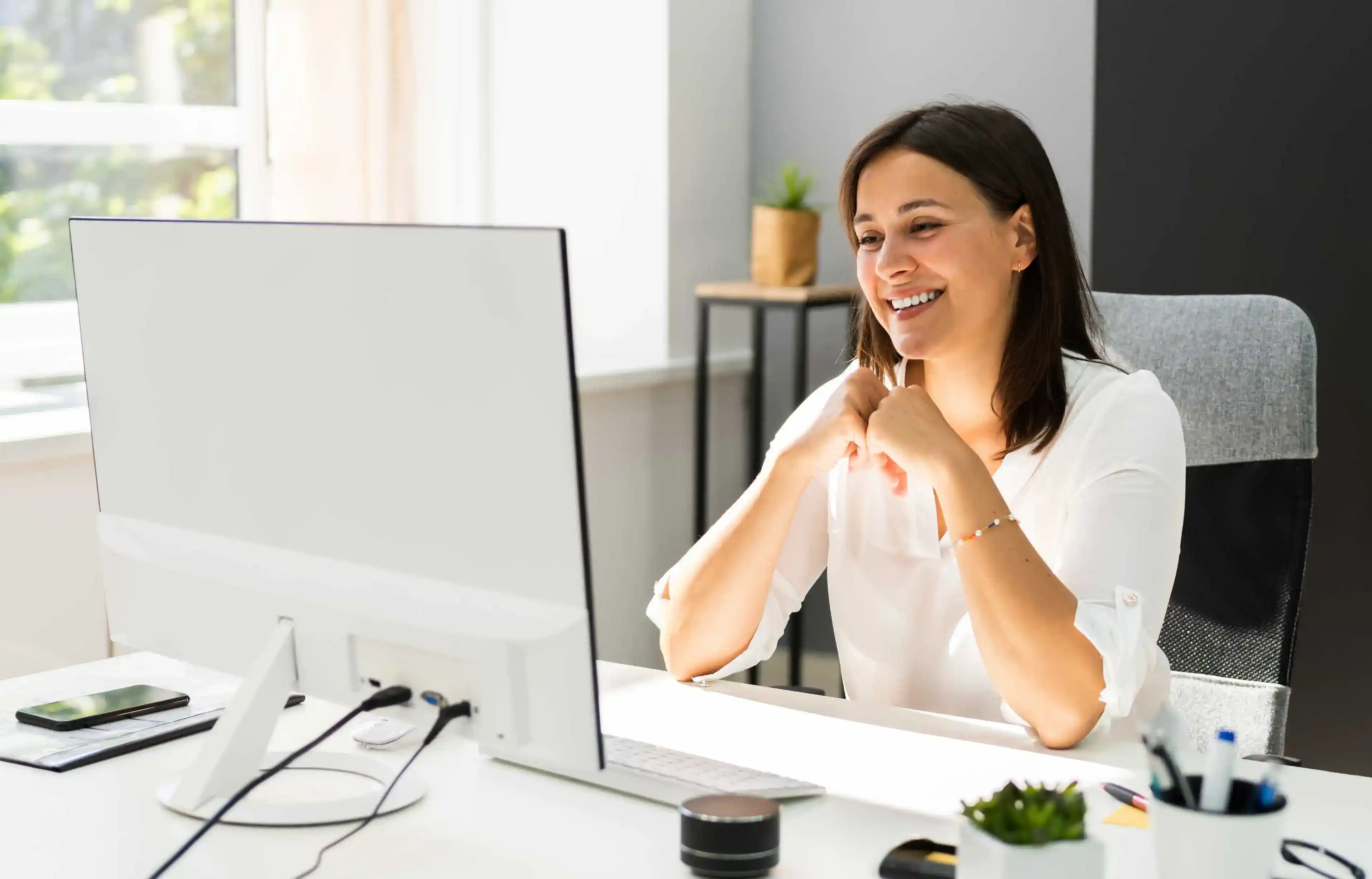woman business comparing the best business credit cards in USA on her pc screen